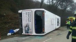 Autobus sa prevalil na bok, vodič zrejme zaspal