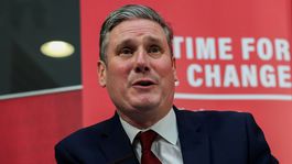 Keir Starmer je podľa prieskumu favoritom na post lídra labouristov