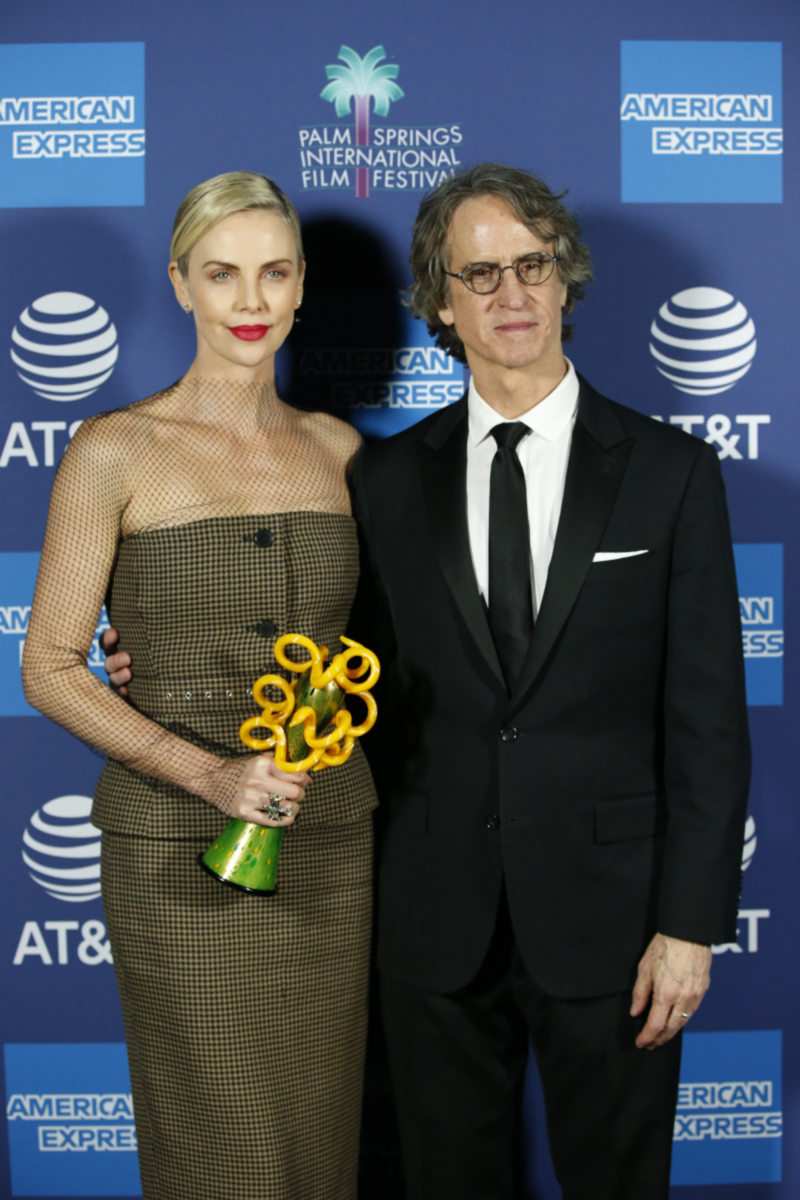 Charlize Theron a režisér Jay Roach počas...