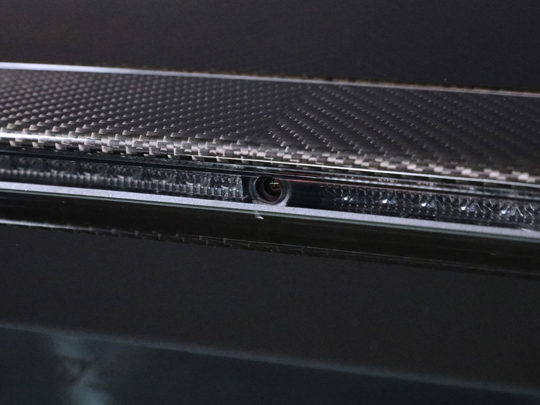 Zadná kamera je integrovaná do karbónovej lišty.