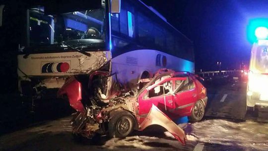 Pri Krupine došlo k tragickej zrážke auta s autobusom