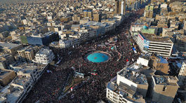 Iránsky vodca Chameneí viedol modlitby za Solejmáního za účasti státisícov ľudí