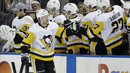 Raz, dva, tri... Útočník Pittsburghu sa takmer prežongloval ku gólu roka