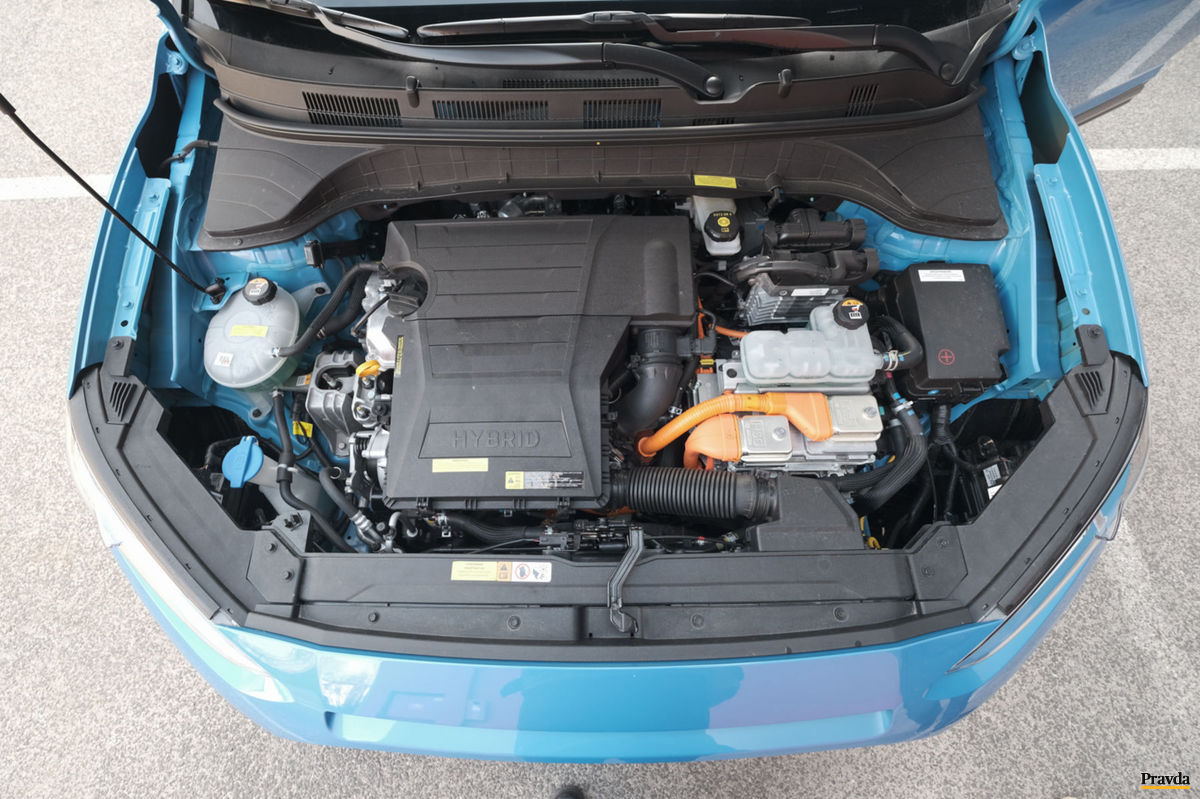 Pod kapotou je spaľovací a elektrický motor....