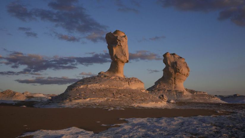 Biela púšť v Egypte a Nefertitin kameň.