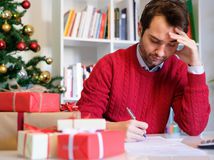 muž, Vianoce, darčeky, rozmýšľanie, papier, pero