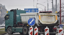 Minister oželel dane, dopravcom to nestačí. Blokády pokračujú