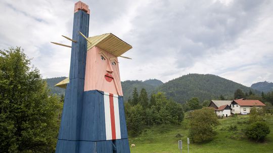 V Slovinsku podpálili drevenú sochu Trumpa