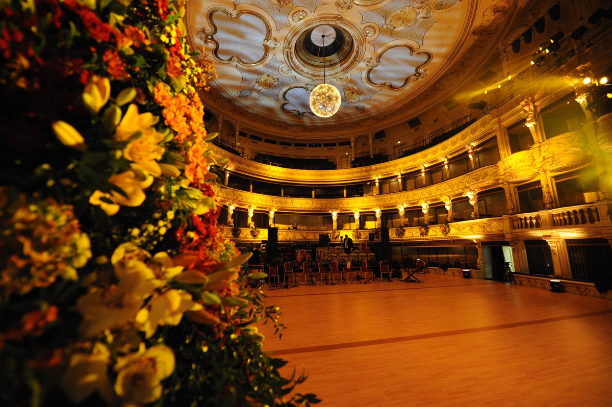 Kvetinová výzdoba v sále Opery SND počas 20. ročníka akcie Ples v opere. 