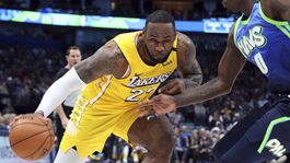 Presná streľba, pohotové doskoky. James zničil Dallas