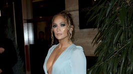 Jennifer Lopez s výstrihom až po pupok. Ale cenu nedostala len za striptíz...