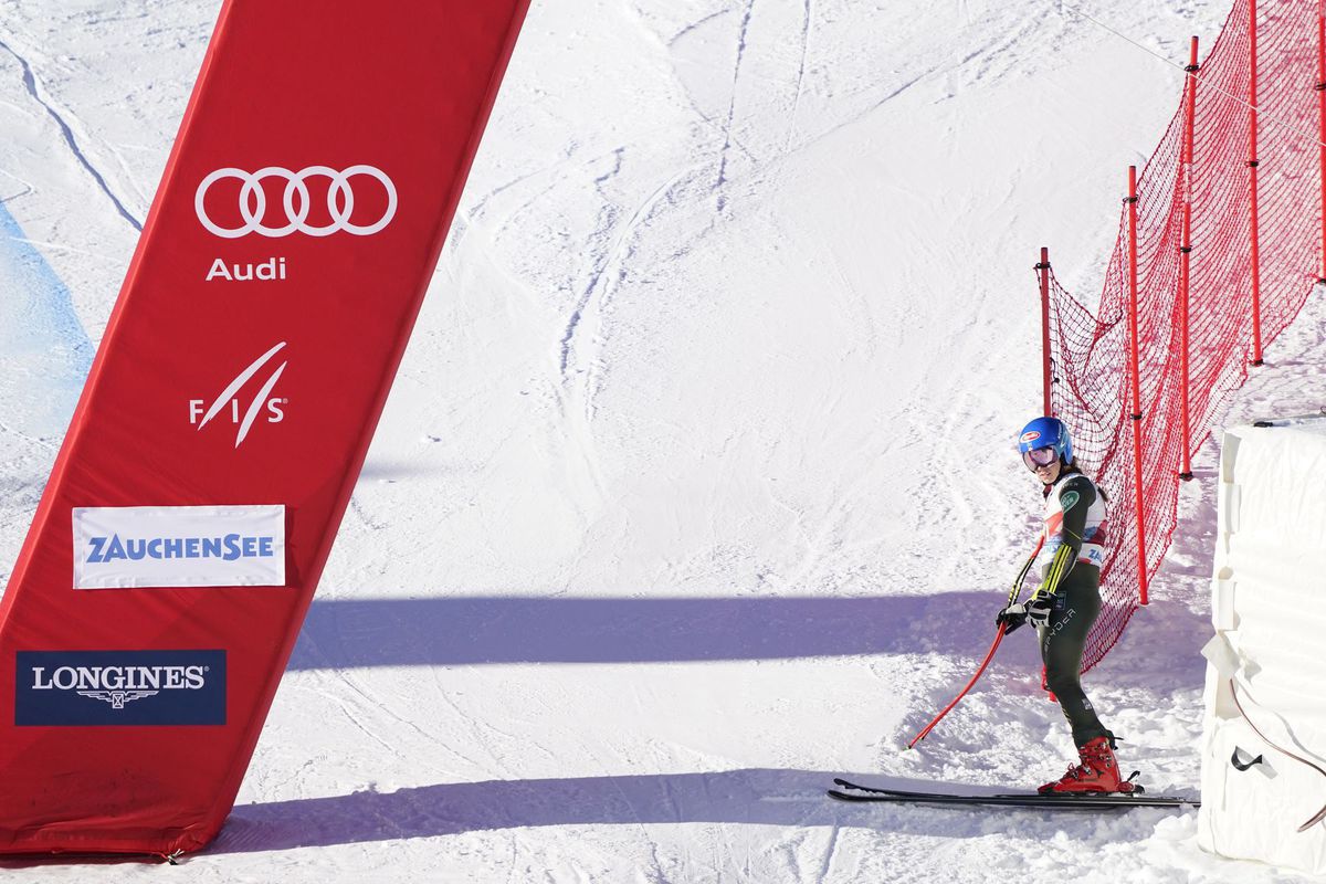 Sklamaná Mikaela Shiffrinová po vypadnutí v...