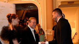 Riaditeľka Plesu v opere Andrea Cocherová (vľavo) a hostiteľ Pavol Lančarič vítajú hostí na 20. ročníku Plesu v opere.