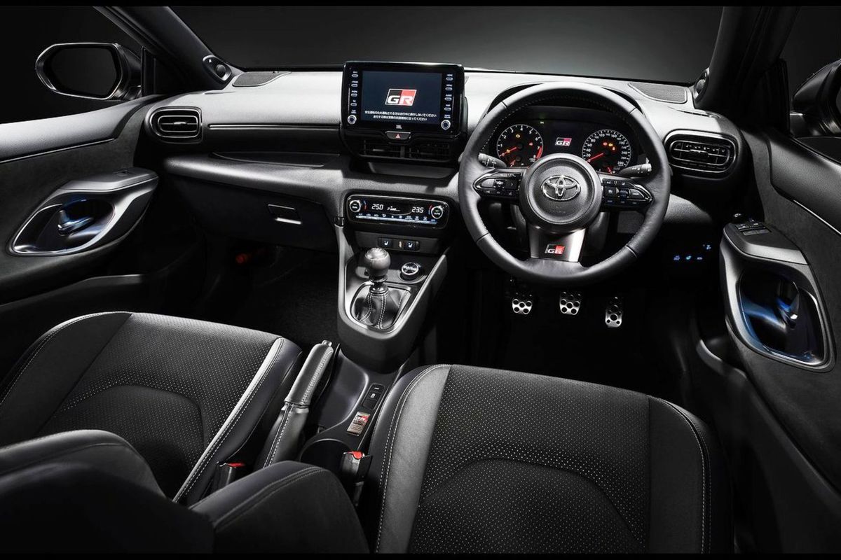 Interiér je plný hliníka, no sparťanský určite...