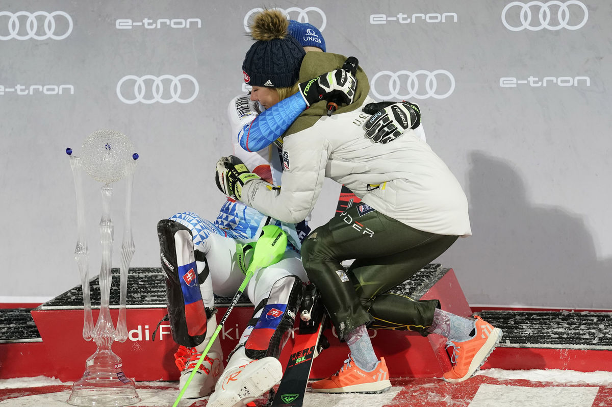 Mikaela Shiffrinová športovo gratuluje Petre...
