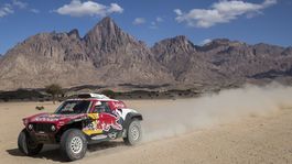 Pán motorov. Mladíci mu hľadia na výfuk