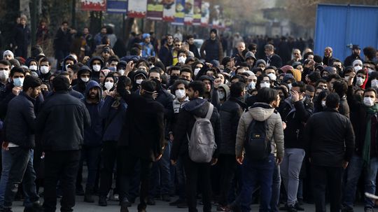 Počas protestov v Iráne zadržali približne 30 osôb