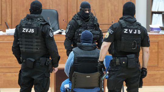 Zoltán Andruskó (v strede) v kauze vystupuje...