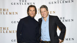 Herci Matthew McConaughey (vľavo) a Hugh Grant spoločne pózujú fotografom. 
