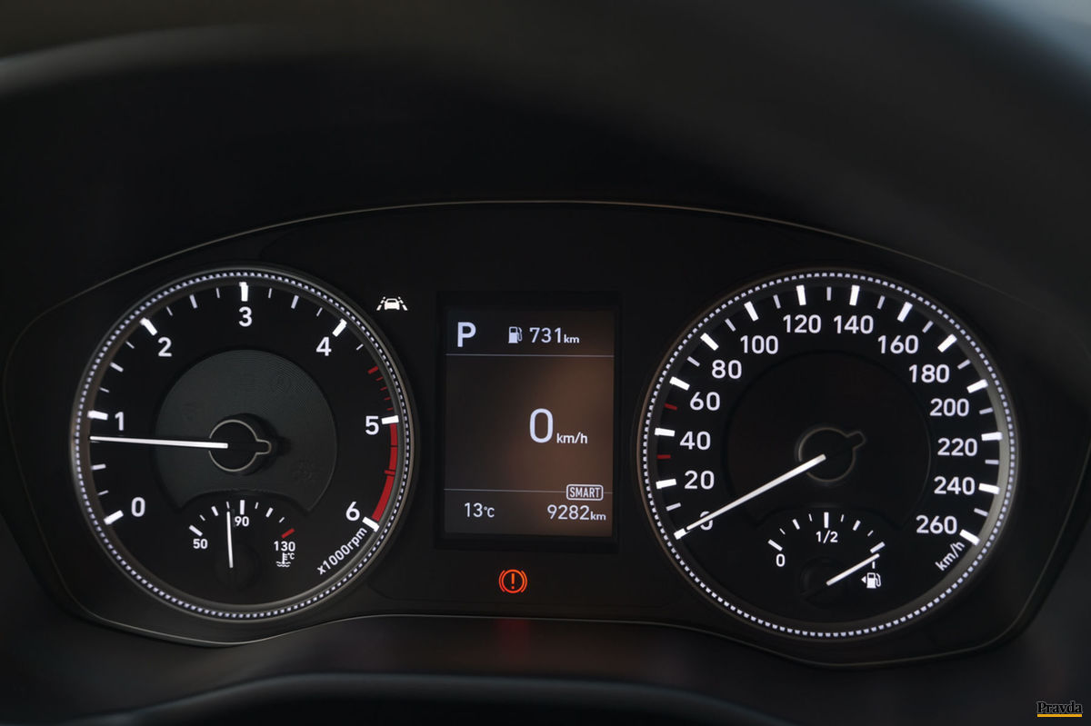Hyundai Santa Fe má klasické ukazovatele...