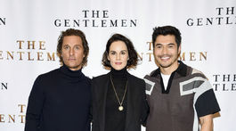 Zľava: Herci Matthew McConaughey, Michelle Dockery a Henry Golding pózujú vo Whitby Hotel v New Yorku, kde predstavili novinku The Gentlemen. 