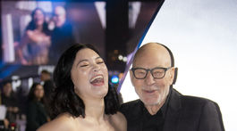 Herečka Isa Briones a jej kolega - Sir Patrick Stewart sa smejú na premiére filmu Star Trek: Picard v Londýne. 