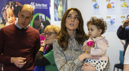 Vojvodkyňa Kate v náručí s 18-mesačným dieťaťom Sorayah Ahmadom počas návštevy Khidmat Centre v Bradforde.