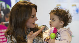 Vojvodkyňa Kate v náručí s 18-mesačným dieťaťom Sorayah Ahmadom počas návštevy Khidmat Centre v Bradforde.