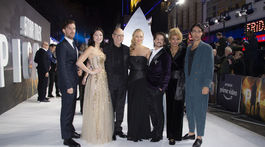 Zľava: Herci Harry Treadaway, Isa Briones, Sir Patrick Stewart, Jeri Ryan, Jonathan Del Arco, Michelle Hurd a Evan Evagora spoločne uviedli v Londýne film Star Trek: Picard.