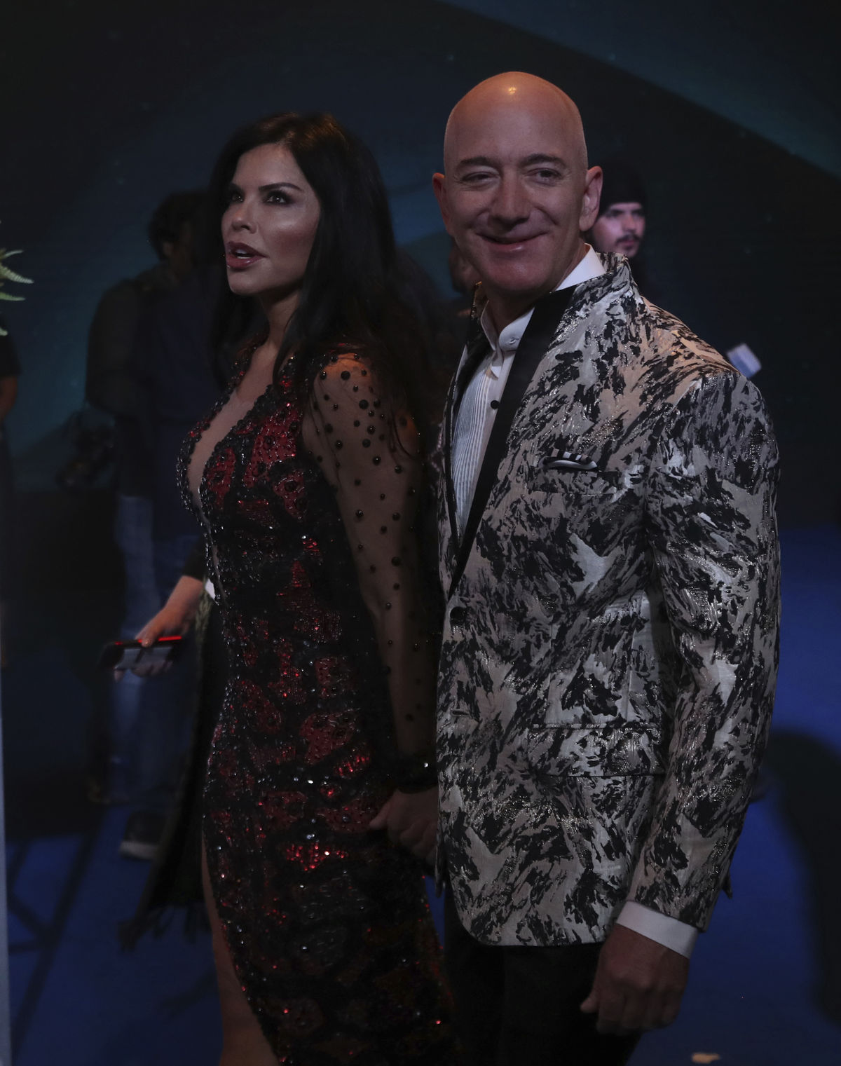 Jeff Bezos so svojou partnerkou Lauren Sanchez...