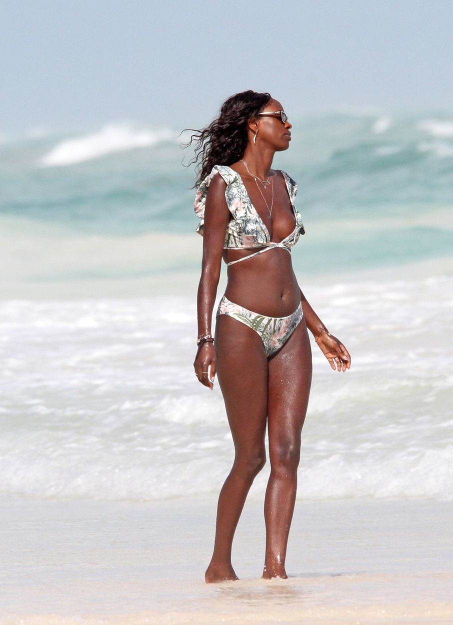 Modelka  Layla Powell na pláti v mexickom Tulume.