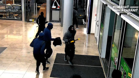 Polícia pátra po maskovaných mužoch, ktorí sa pokúsili vylúpiť hodinárstvo