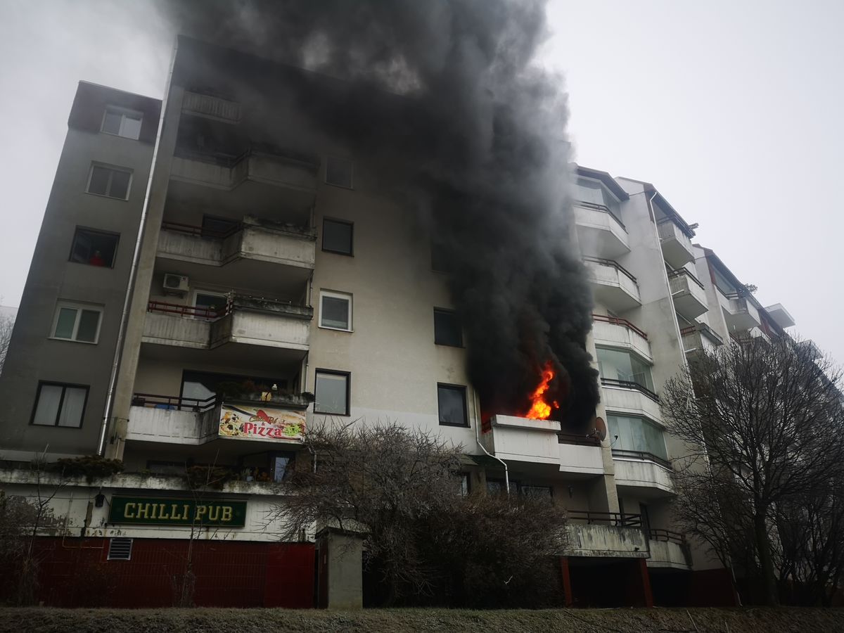 Požiar v bytovom dome v Bratislave na...
