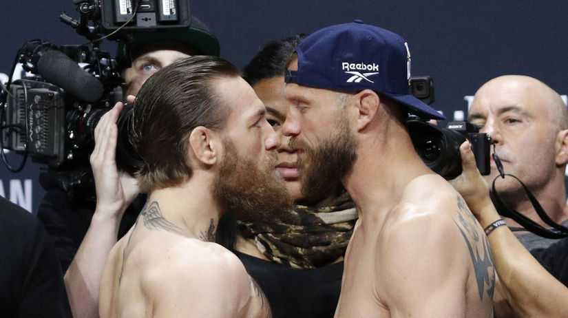 Conor McGregor a Donald Cerrone počas váženia...