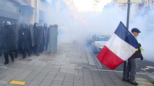 Demonštranti sa pokúsili dostať do divadla, kde sa nachádzal Macron