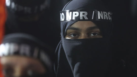Indický súd zrušil prepustenie mužov, ktorí znásilnili tehotnú moslimku a zabili jej rodinu
