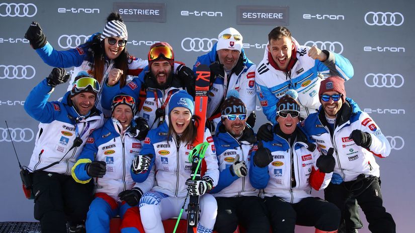 Petra Vlhová so svojím tímom po víťazstve v...