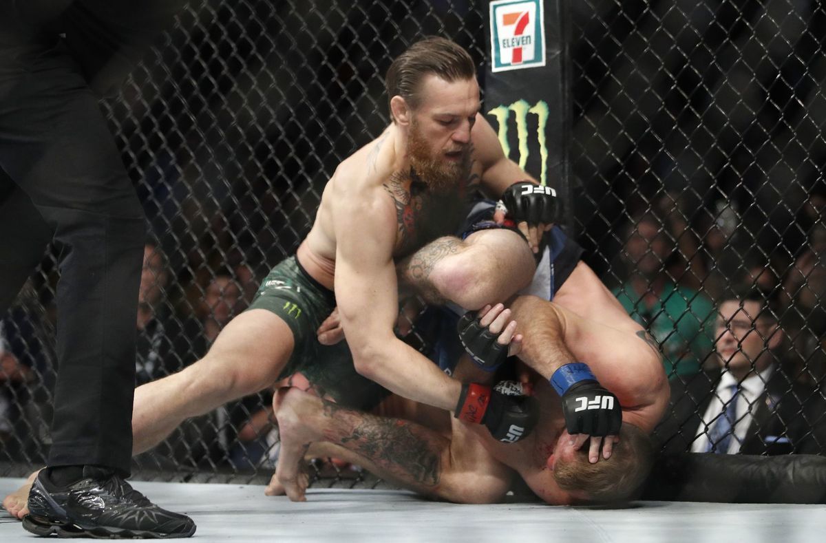 Conor McGregor ničí Donalda Cerroneho v zápase...