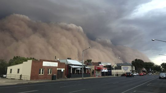 Austráliu sužujú dažde, vyskytla sa i piesočná búrka 