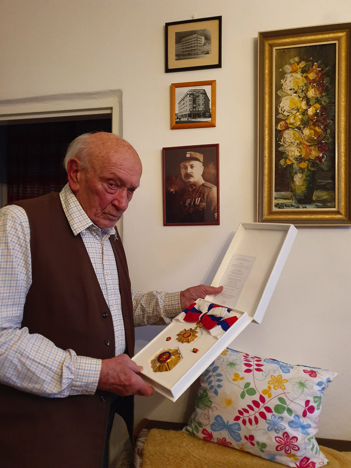 Branislav Tvarožek ukazuje Rad Ľudovíta Štúra...