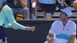 Pomýlil si podávačku so slúžkou. Rozhodca stopol maniere Francúza 