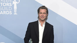 Herec Brad Pitt s cenou za výkon vo filme Vtedy v Hollywoode.