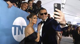 Herečka a speváčka Jennifer Lopez a jej partner Alex Rodriguez si urobili selfie s pozvanými príslušníkmi armády. 