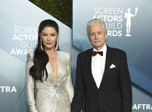 Herečka Catherine Zeta Jones v šatách Julien
X Gabriela.