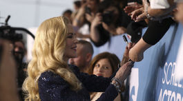 Herečka Nicole Kidman dáva autogram jednému z fanúšikov. 