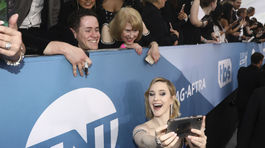 Herečka Rachel Brosnahan si robí selfie s fanúšikmi. 