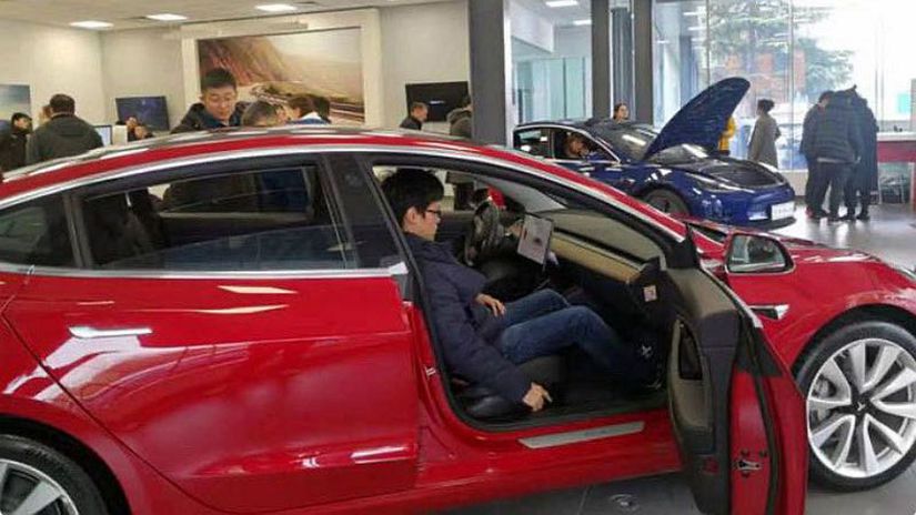 V Teslastore Tesla Experience Center v Šanghaji...