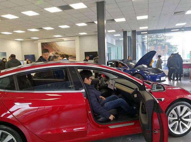 O novú Teslu 3 sa išli Číňania doslova potrhať....