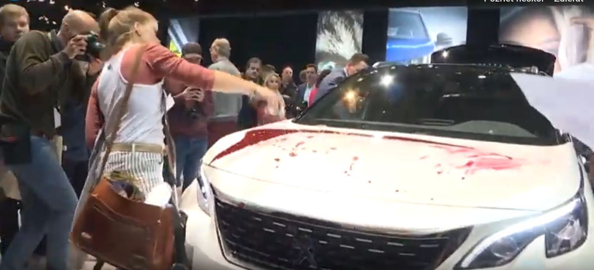 Ani bruselský autosalón sa nezaobišiel bez...