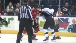 Najprv letela prilba, potom aj súper. Pospíšil s ním pozametal ľad